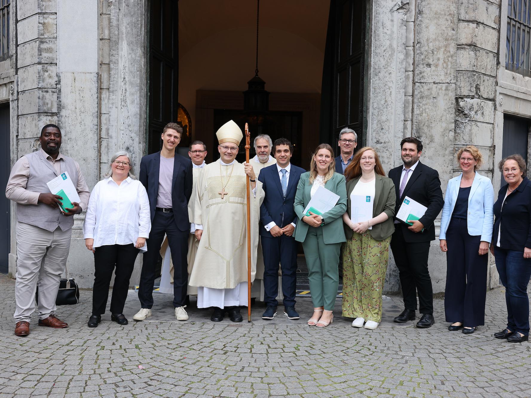 Für sie geht ein Weg zu Ende, ein neuer beginnt: Acht Frauen und Männer wirken jetzt als neue Pastoral- und Gemeindereferenten im Bistum Aachen.