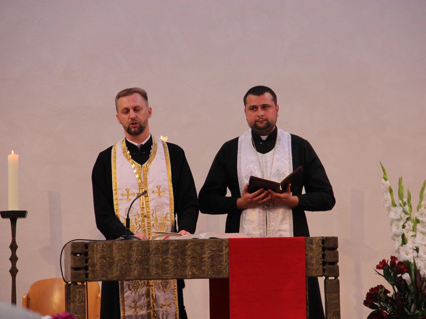 Volodymyr Soroka (l.), und Andrii Oliinyk standen erstmals zusammen am Altar.