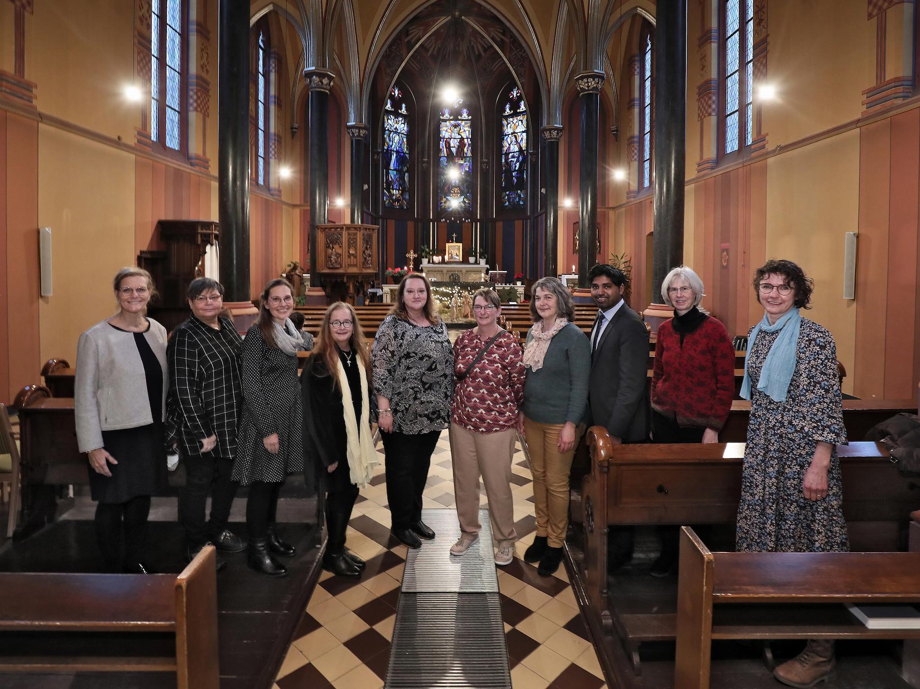 Die Absolventinnen und Absolventen des ersten bistumsweiten Seelsorgekurses der Caritas  feierten zum Abschluss einen Gottesdienst in der Kapelle des St.-Josef-Altenheims in Krefeld.