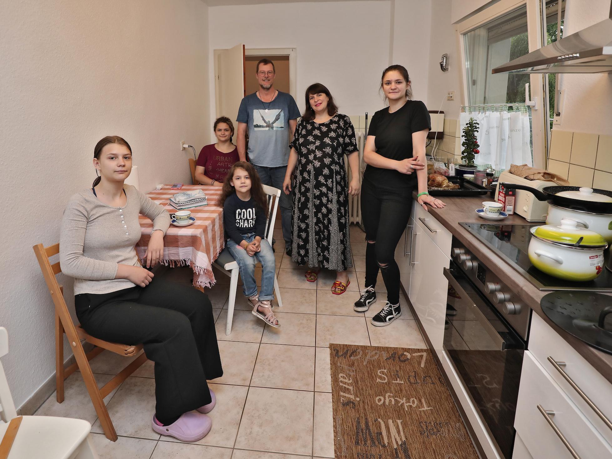 Familie Demchenko ist froh über die Hilfe, die sie auch von Seelsorger Thomas Guntermann erfahren hat.