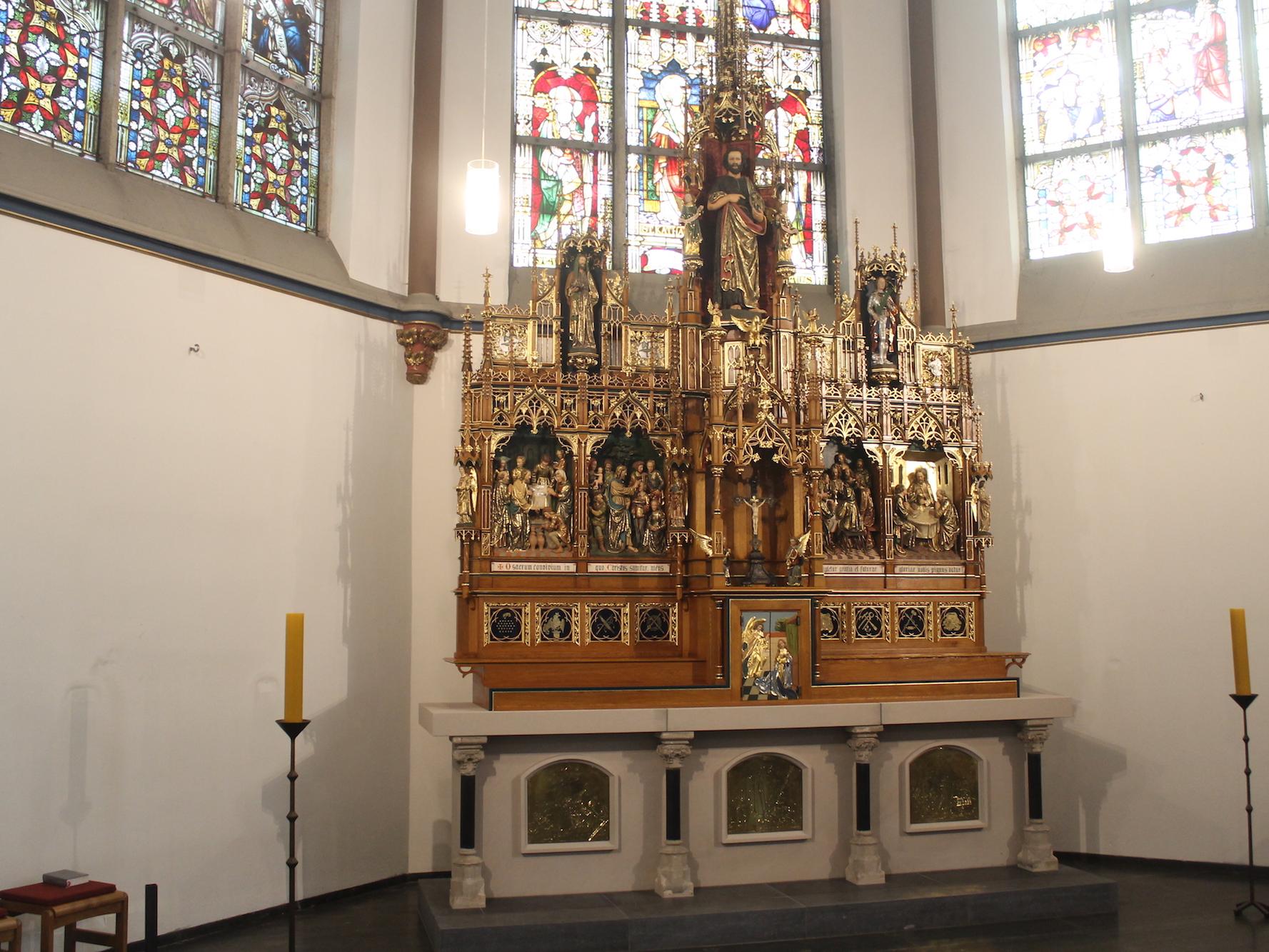 In neuer Pracht strahlt der Hochaltar in St. Johann Baptist Anrath, mit dem Patron Johannes der Täufer.