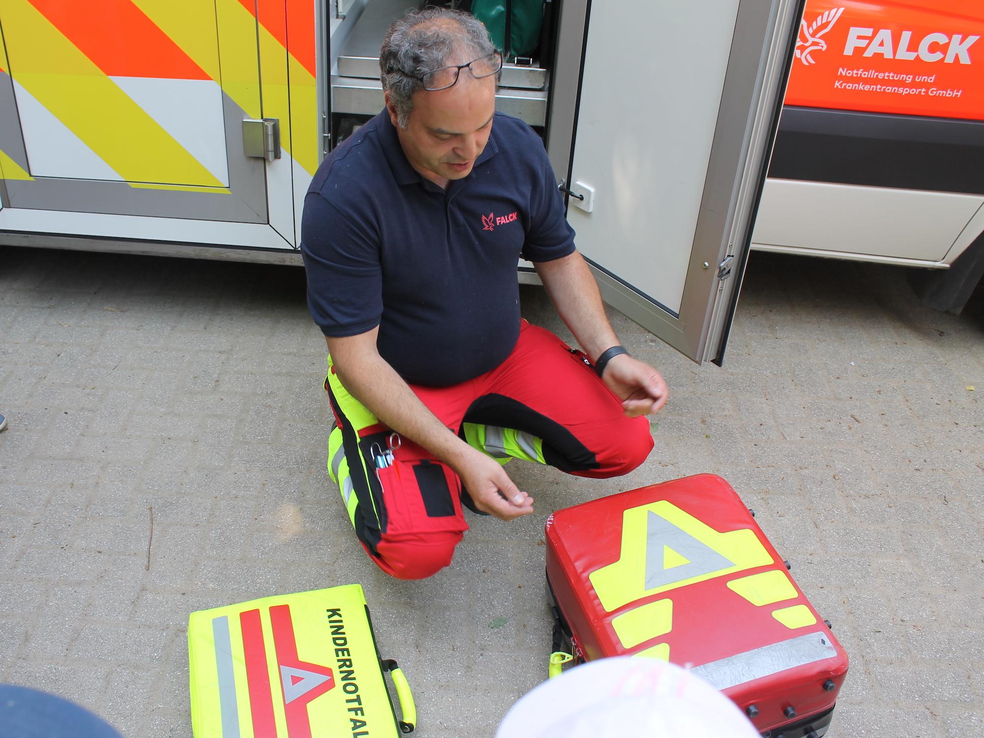 In jedem Rettungswagen gibt es zwei Notfallkoffer: einen für Kinder und einen für Erwachsene.