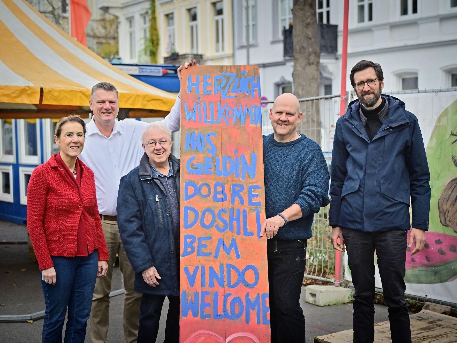 Freut sich über die Spende: das Team der Aktion „Mobifant“ des Trägerwerks für kirchliche Jugendarbeit, das „Mobisatt“ mit der Tafel auf den Weg gebracht hat.