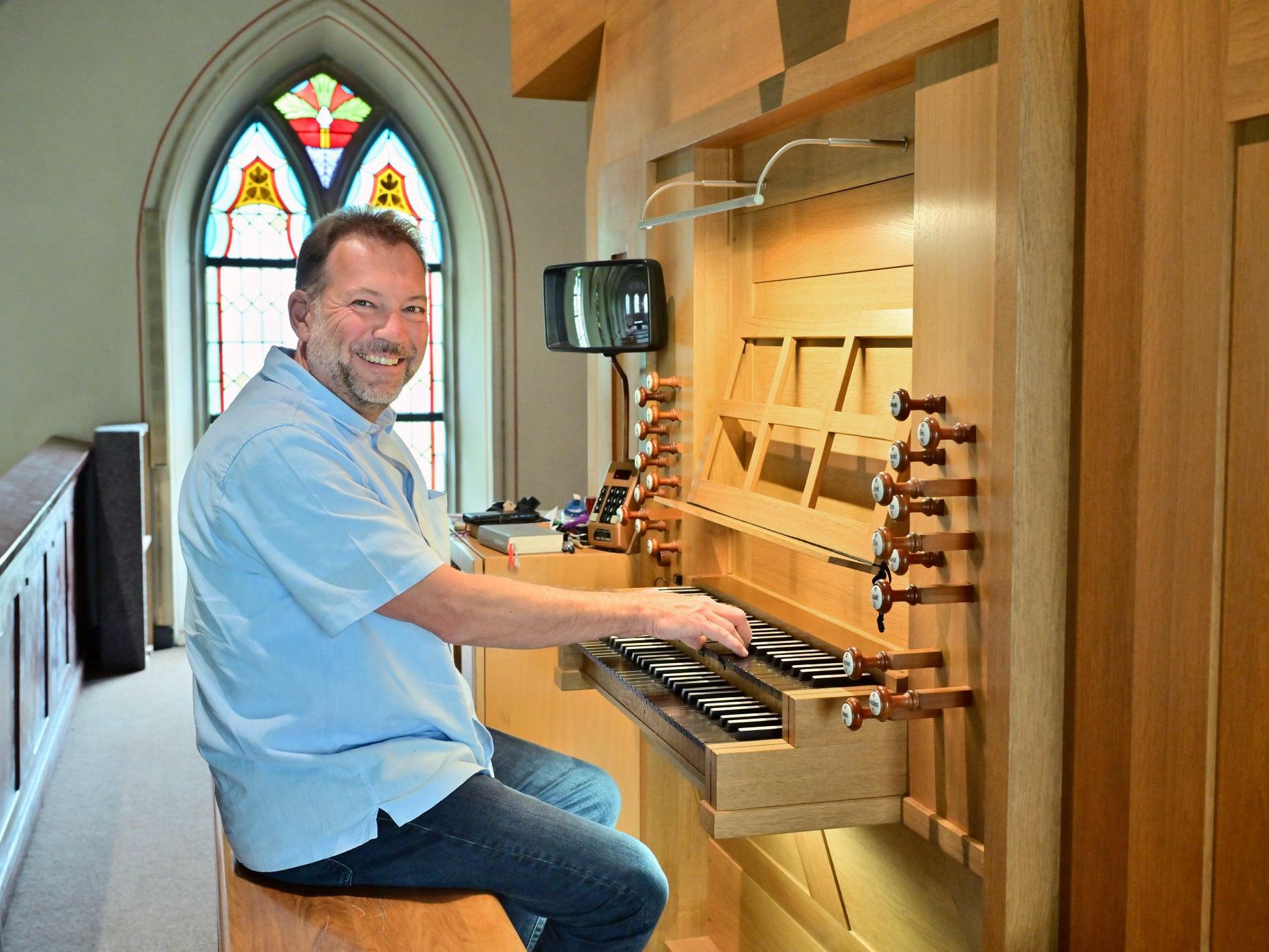 Norbert Jachtmann, Kirchenmusiker in der Pfarrei St. Christophorus, ist begeistert vom süddeutschen Sound der Link-Orgel.