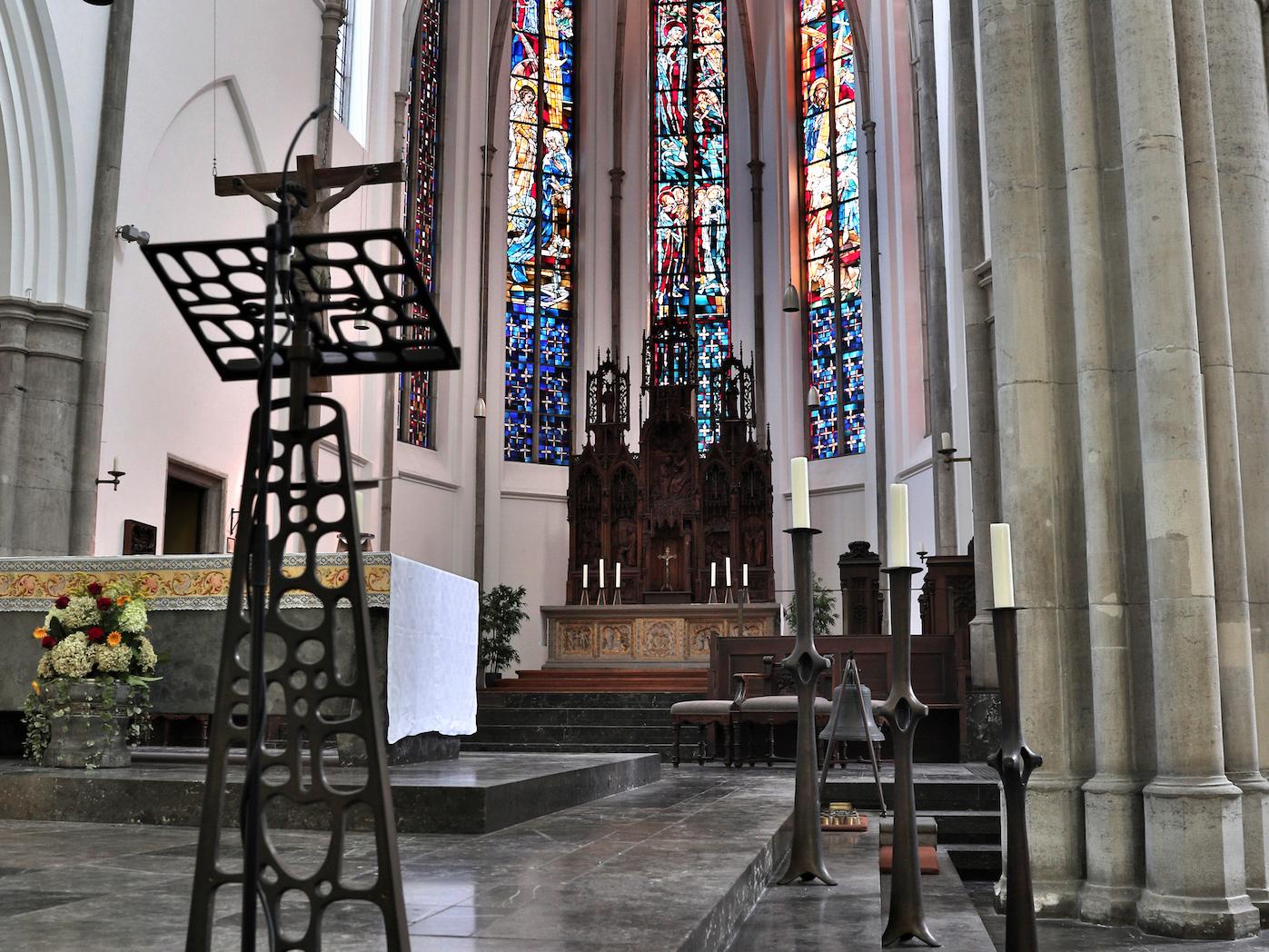 Die im neugotischen Stil erbaute Liebfrauenkirche in Krefeld beherbergt  bedeutende Glasmalereikunst.