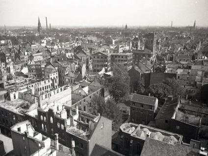 Krefeld war im Zweiten Weltkrieg 149 Mal von Luftangriffen betroffen. Der schwerste Angriff erfolgte im Juni 1943 und zerstörte die Innenstadt weitgehend.