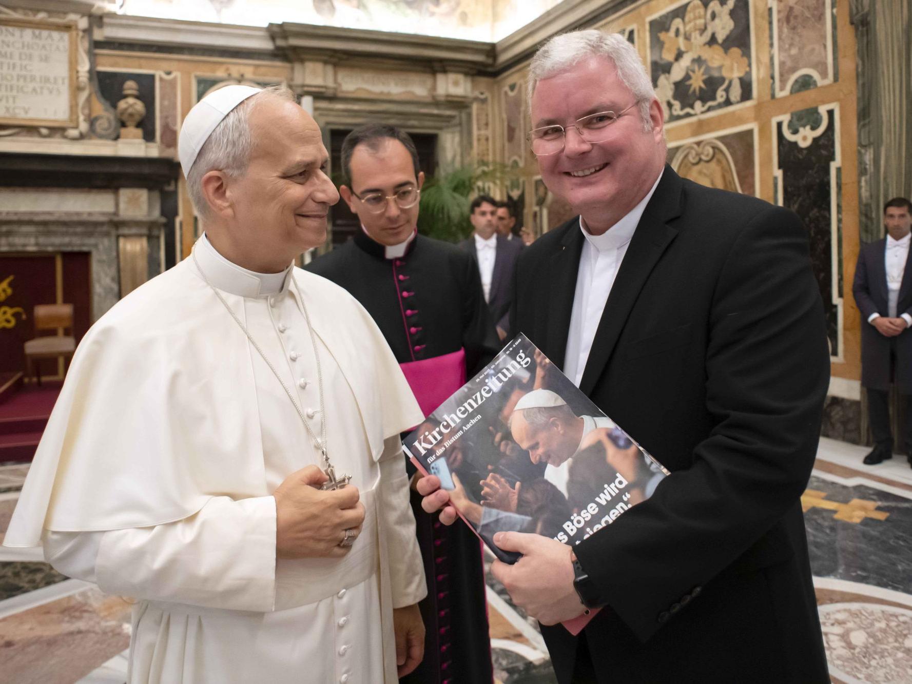 Strahlen um die Wette: Papst Leo XIV. und Generalvikar Jan Nienkerke.  Er brachte dem Heiligen Vater natürlich auch Exemplare der  Kirchenzeitung für das  Bistum Aachen mit.