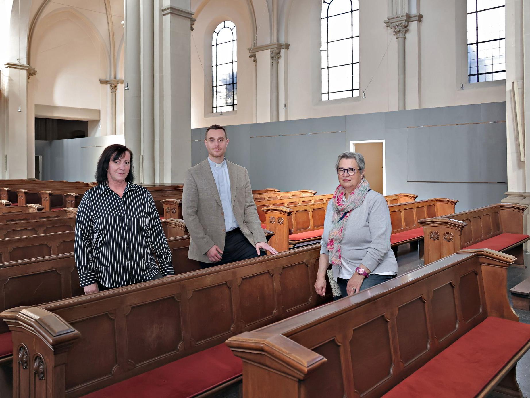 Stellen die Pläne für St. Josef vor: Pfarrer David Grüntjens, Natalie Wappelt (l.) und  Ellen Niemüller.