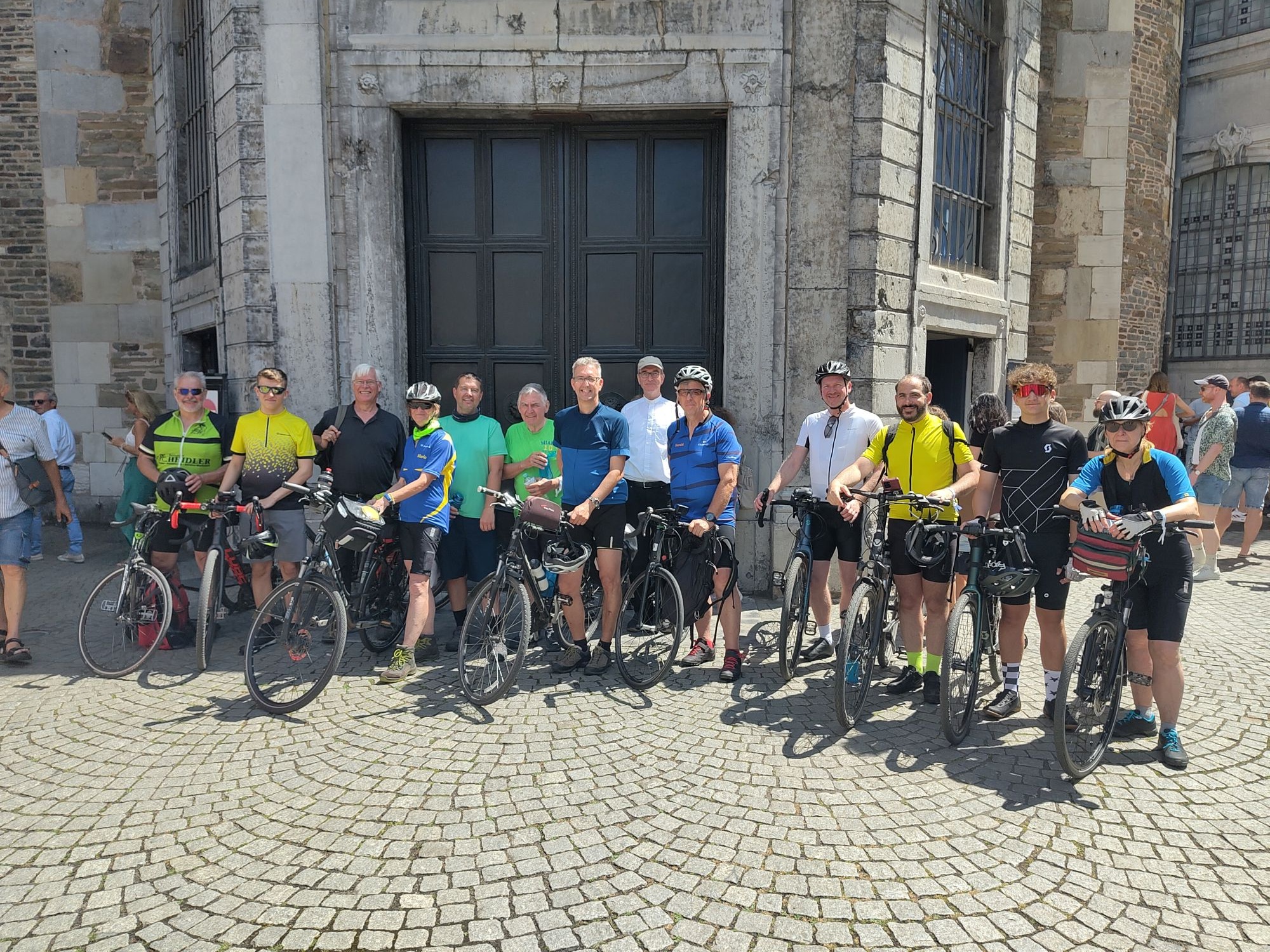 Vor dem Start der Wallfahrt nach Rom machten die Dülkener Radpilger Station in Aachen und feierten mit Weihbischof Karl Borsch eine kurze Andacht mit Reisesegen.