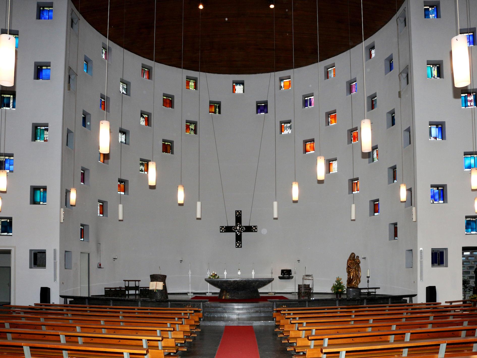 Die St.-Franziskus-Kirche in Krefeld wurde 2016 von der russisch-orthodoxen Gemeinde erworben und ist heute mit einer Ikonostase ausgestattet.