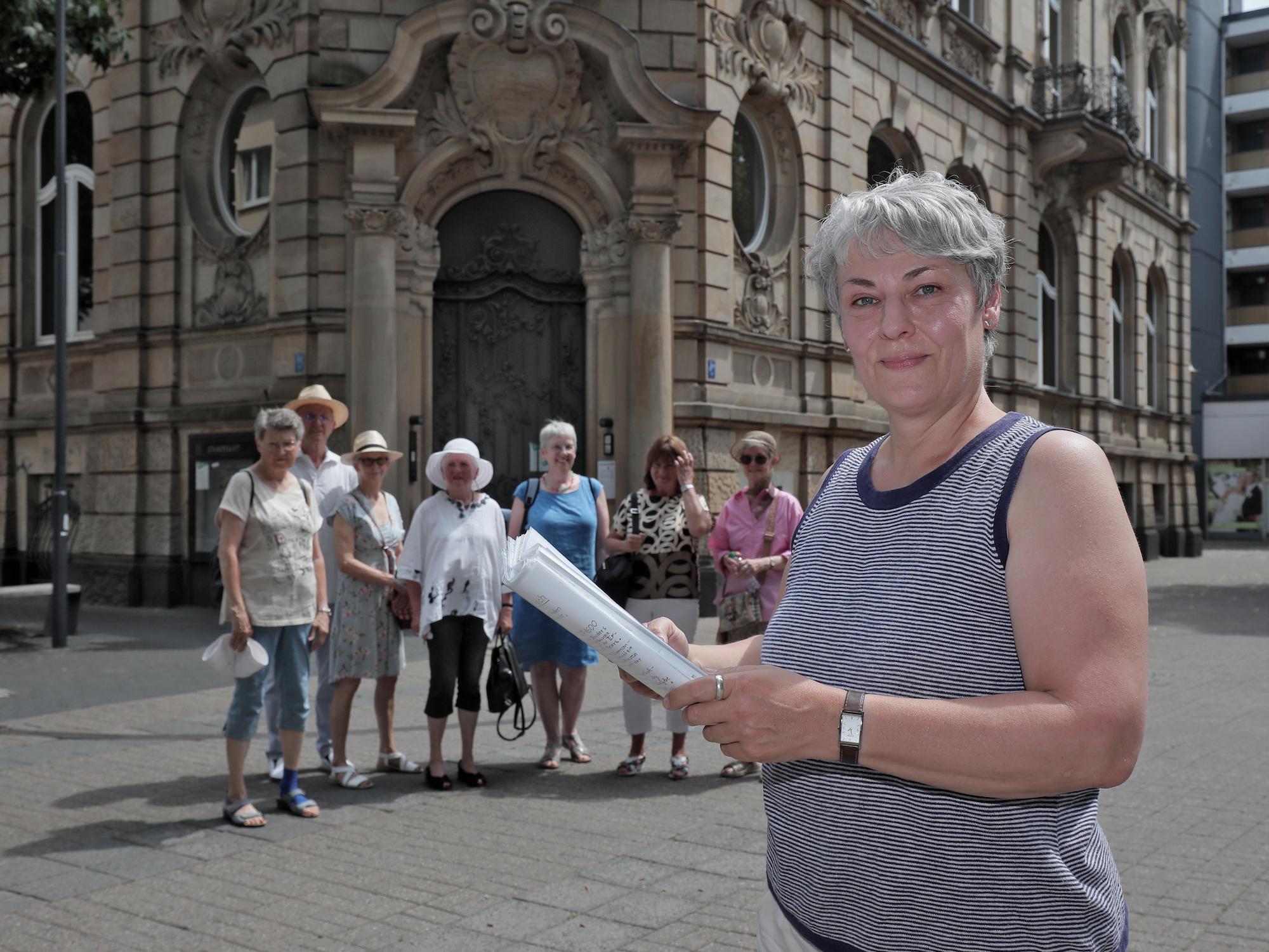 Stadtführerin Lydia Paggen lenkt den Blick auf die Geschichte Krefelder Frauen.