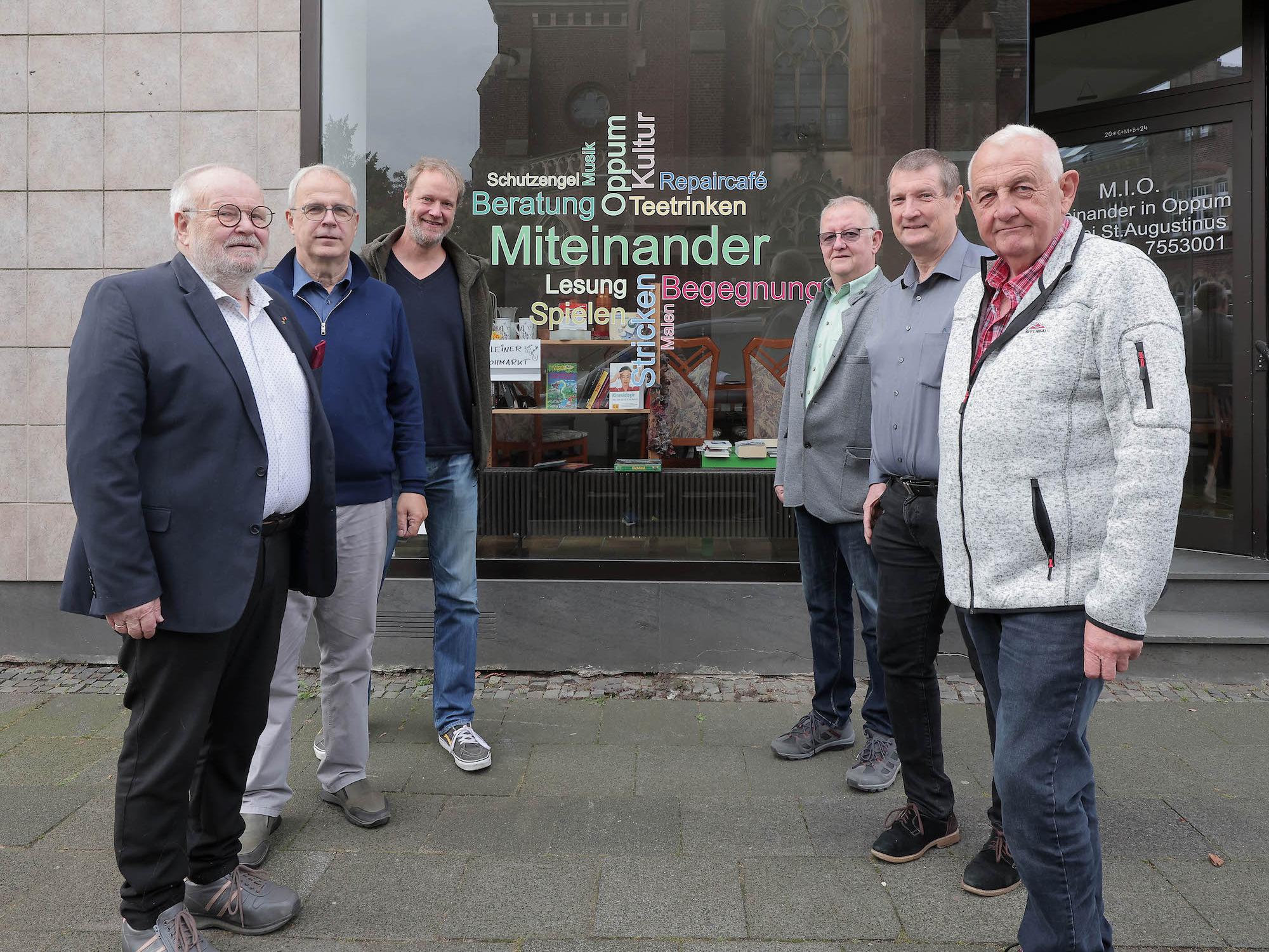 V. l.: Hans-Joachim Hofer (Förderverein Handball Oppum), Pfarrer Hans Russmann, Lars Meyer (Bürgerverein Oppum 1960 e.V.), Werner Gumbert (1. Vors. KZV Oppum), Dietmar Giesen (Begegnungszentrum MIO, Miteinander in Oppum), Hartmut Schmitz (Schützengesellschaft Krefeld Untergath)