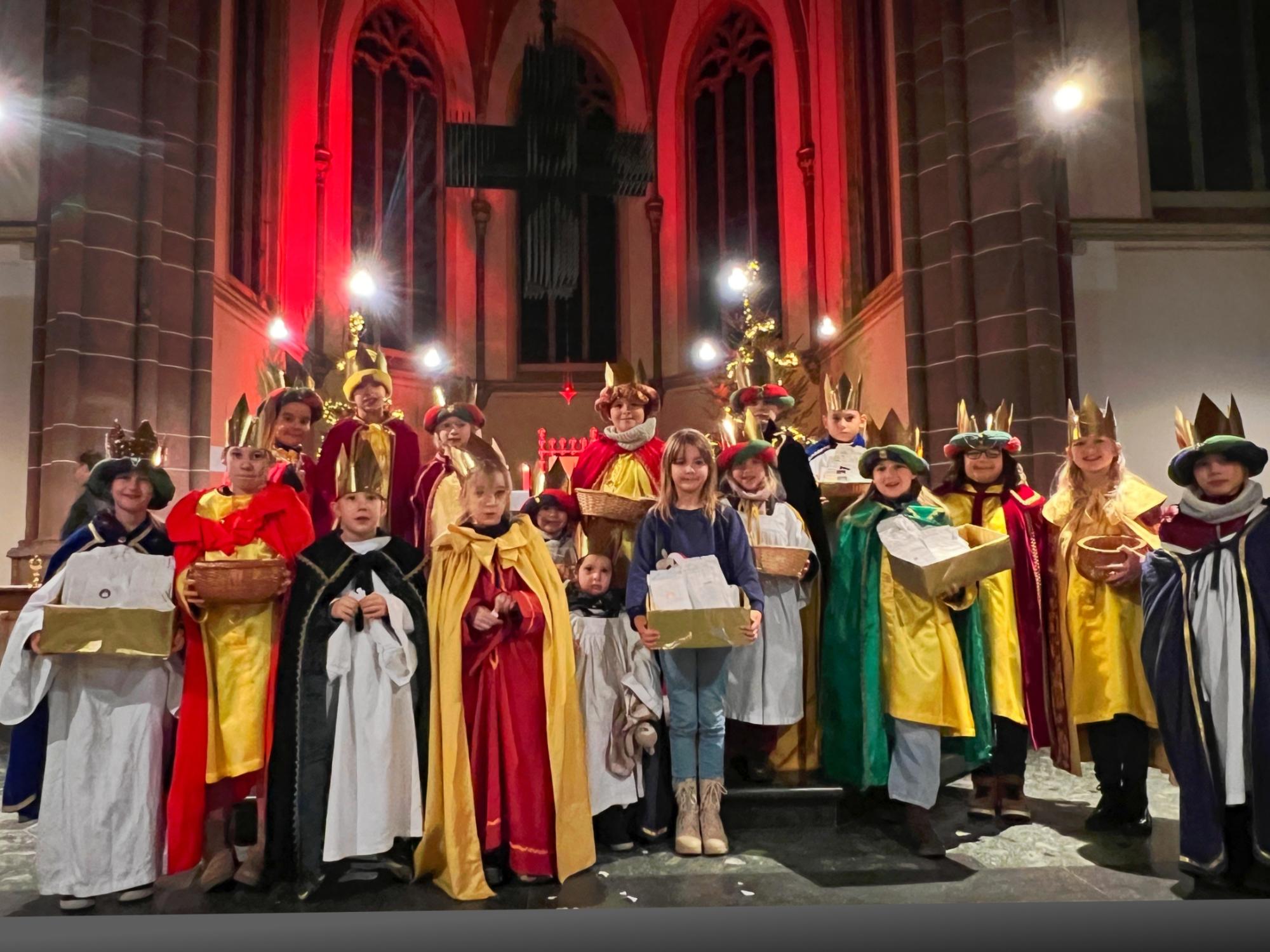 Sternsingerinnen beim Aussendungsgottesdienst