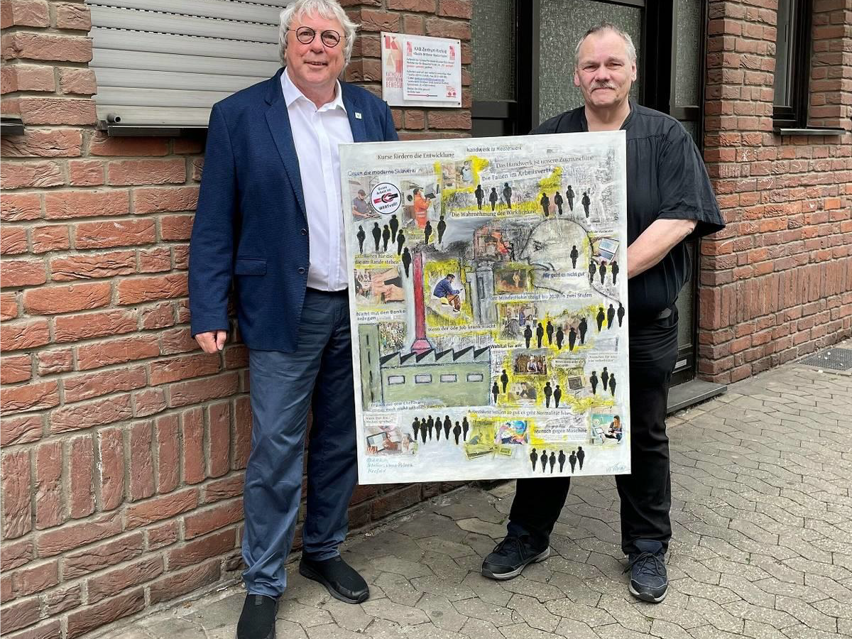 KAB-Vorsitzender Uwe Schummer (links) und KAB-Sekretär Günter Weber präsentieren ein Bild des Krefelder Künstlers Klaus Polez, das im Zentrum der Kampagne stehen soll.